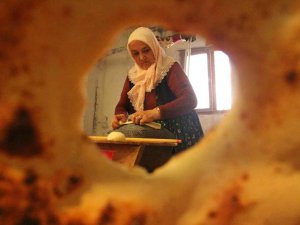 Tezek Ateşinde Pişen Bu Ekmek, Bayatlamadan 1 Yıl Tüketilebiliyor