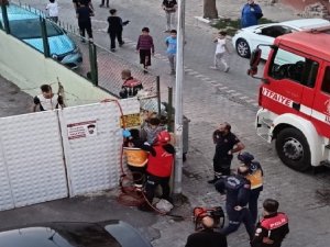 Demir Kapıya Ayağı Sıkışan Çocuğu İtfaiye Ekipleri Kurtardı