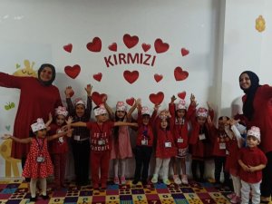 Anne Çocuk Oyun Evinde Kırmızı Şenlik