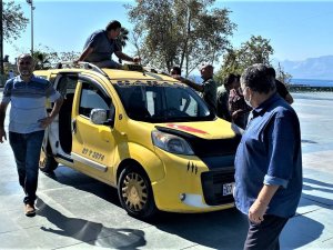 Ceza Yazılacağını Öğrenen Ticari Taksi Sürücüsü Aracının Üzerine Çıktı