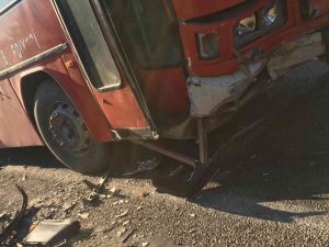 Belediye Otobüsü Porsuğa Çarpmamak İçin Otomobil İle Çarpıştı: 3 Yaralı