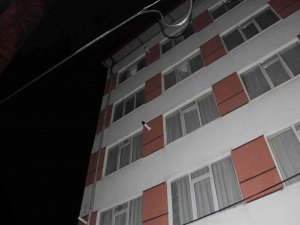Apartmanın 4’üncü Katından Atlayan Genç Kız Yaralı Kurtuldu