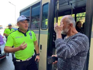 Polis, Ayakta Seyahat Eden Yolcuları Tek Tek İndirdi