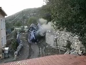 Duvara Çarparak Devrildi, O Anlar Güvenlik Kamerasına Yansıdı