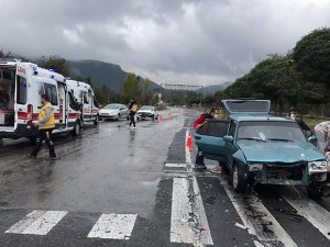 Bilecik’te Aynı Mevkide 2 Dakika Arayla Meydana Gelen Kazada 5 Kişi Yaralandı