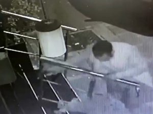 Oturduğu Merdivende Önce Elma Yedi, Sonra Merdiven Korkuluğunu Çaldı