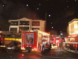 Otelin Çatı Katı Alev Alev Yandı