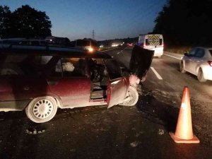 Bursa’da Otomobil İle Hafif Ticari Araç Çarpıştı: 4 Yaralı