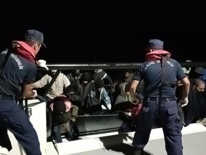 İ̇zmir Açıklarında 42 Göçmen Yakalandı, 14 Düzensiz Göçmen Kurtarıldı