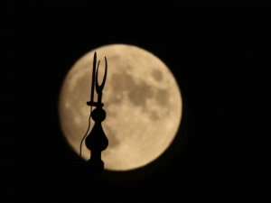 Van Gölü Semalarından Yükselen Dolunay Hayran Bıraktı