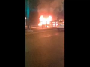 Alev Alev Yanan Aracını Çaresiz Gözlerle İzledi