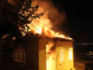 İ̇zmir’de Alevli Gece: 3 Katlı Müstakil Ev Alev Alev Yandı