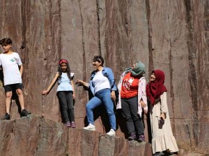 Herkes Bu Kayaları Görmeye Geliyor