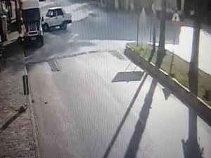 Dönüş Yapamayan Otomobil Motosiklete Çarptı