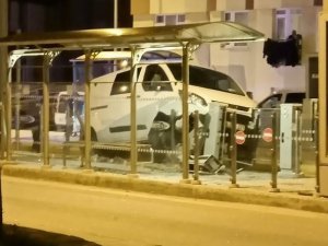 Minibüs Tramvay Durağına Daldı, Faciadan Dönüldü