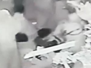 Düğün Salonlarında Davetlileri Gözüne Kestiren Çocuk Hırsızlar Yine İş Başında