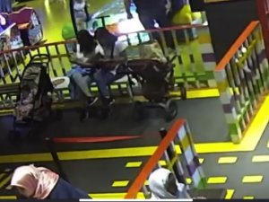 Sarıyer’de Vadistanbul’da Hırsızlık Kamerada: Çantayı Hırkasıyla Kamufle Edip Çaldı