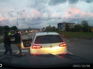 Yol Tartışması Anayolu Ringe Çevirdi...biber Gazıyla Müdahale Gecikmedi