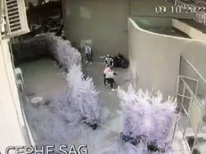 İ̇stanbul’da Taraftar Otobüsüne Silahlı Saldırı Öncesi Tribünde Yaşanan Kavga Kamerada