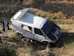 Manisa’da Ticari Araç Şarampole Yuvarlandı: 1 Yaralı
