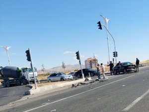 Elazığ’da Kamyon İle Otomobil Çarpıştı