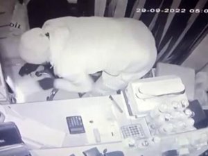 Avcılar’da Ayakkabı Mağazasında Hırsızlık Kamerada