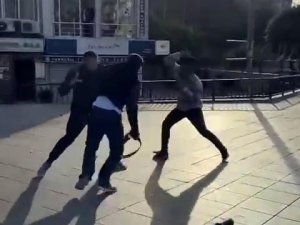 Fatih’te Gençlerin Kemerli Kavgası Kamerada