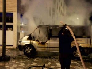 Park Halindeki Minibüs Alev Alev Yandı