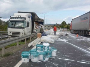 İ̇nşaat Malzemesi Yüklü Tır, Bariyerlere Çarparak Refüje Girdi
