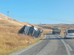 Sungurlu’da Soğan Yüklü Tır Devrildi