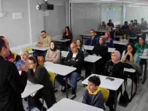 Veliler Çocukları İle Aynı Sıraları Paylaşıyor