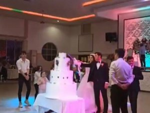 Öyle Bir Şaka Yaptı Ki Gelin Ve Damadın Aklı Gitti