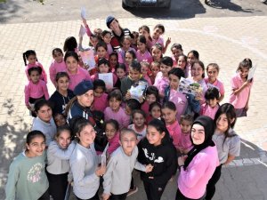 Jandarma, Kız Çocuklarını Sevindirdi