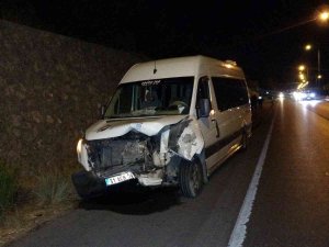 Tur Minibüsü Otomobille Çarpıştı: 5’i İ̇rlandalı Turist 6 Kişi Yaralandı