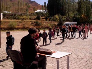 Müdür Yardımcısı Okula Gelen Öğrencileri Santur İle Karşılıyor