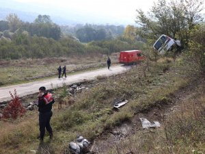 Karşı Şeride Geçen Otomobil Şarampole Uçtu: 2 Yaralı