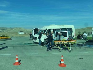 Ankara’da İşçi Servisi Ticari Araçla Çarpıştı: 10 Yaralı