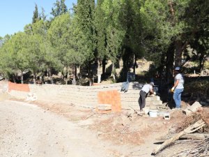 Burhaniye’de Mezarlıklara Bakım