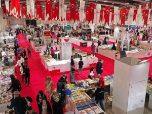 Elazığ Belediyesi Kitap Fuarına Vatandaşlardan Yoğun İlgi