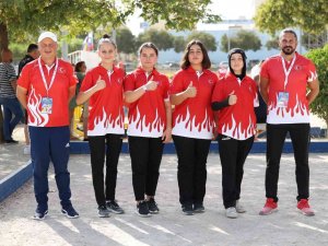 Avrupa Şampiyonu Genç Kızlar Çiçeklerle Karşılandı