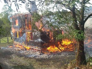 Kastamonu’da İki Katlı Ahşap Ev Ve Ahır Yangında Küle Döndü