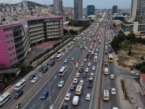 Kartal’da İş Çıkışı D-100 Karayolunu Kilitleyen Kaza: Kilometrelerce Kuyruk Oluştu