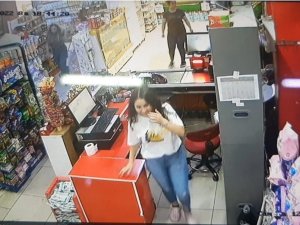 Deprem Sırasındaki Panik Anı Marketin Güvenlik Kamerasına Yansıdı
