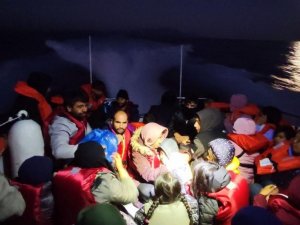 Göçmenlerin Bulunduğu Lastik Botun Motoru Arızalandı, Ekiplerden Yardım İstendi