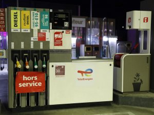 Fransa’da Hükümetten Rafinerilerdeki Greve "Zorla Çalıştırma" Çözümü