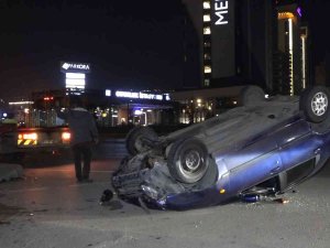 Takla Atan Otomobilde Burnu Bile Kanamazken, 2 Çocuğu Ve Eşi Yaralandı