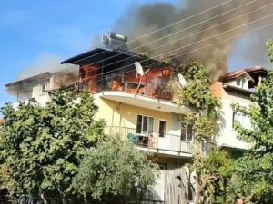 2 Katlı Evin Çatı Katı Alevlere Teslim Oldu