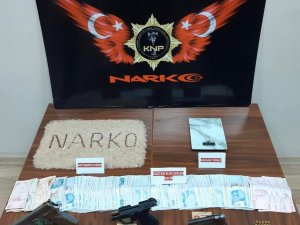 Kars’ta Araç Tavan Lambasına Saklanan Uyuşturucu Polise Takıldı
