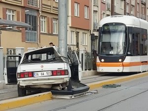 Direğe Çarpan Otomobilin Sürücüsü Yaralandı