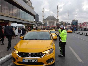Ceza Yiyen Taksiciden Polise Küstah Tepki: "Bazen Size Yapılanları Hak Ediyorsunuz"
